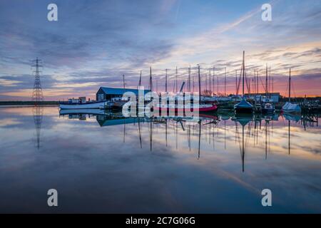 Les amarrages du bateau se reflètent dans le ruisseau à Hollowshore nr Faversham dans le Kent. Banque D'Images