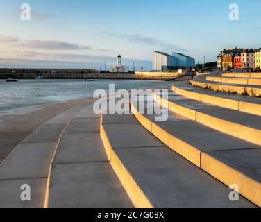 Lumière du soir sur le front de mer de Margate, y compris le Turner Contemporary et la maison de droit. Banque D'Images