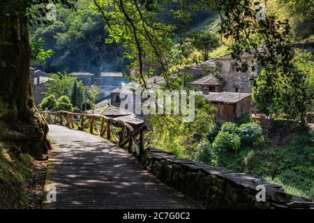 Village de Teixois, Los Oscos, Asturies. Le site ethnographique date du XVIIIe siècle et est basé sur l'utilisation intégrale de l'énergie hydraulique du ri Banque D'Images