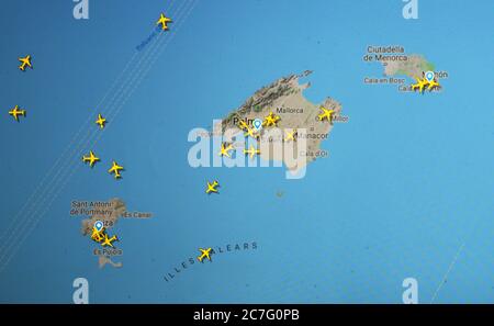 Trafic aérien sur les îles Balears, Espagne (17 juillet 2020, UTC 08.48) sur Internet avec le site Flightracar 24, pendant la pandémie du coronavirus Banque D'Images