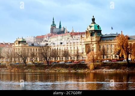 Vue sur le bureau du Gouvernement et le château de Prague depuis la Vltava. Célèbre place en République tchèque, ancienne colline de Hradcany Banque D'Images