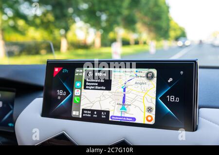 L'application Waze s'affiche sur l'écran du DS 3 Crossback via CarPlay. Banque D'Images