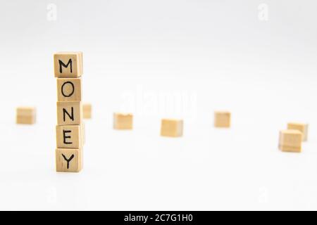 Un mot argent écrit sur les cubes de bois. Lettrage argent en cubes de bois isolés sur blanc Banque D'Images