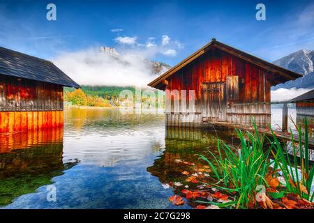 Matin brumeux sur le lac Altausseer See. Scène d'automne brumeuse le matin. Emplacement: resort Altausseer See, quartier Liezen de Styrie, Autriche, Alpes Banque D'Images