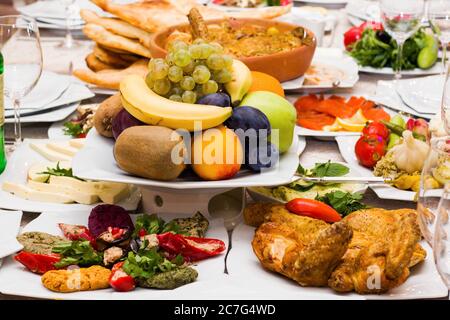 Cuisine géorgienne, repas, végétarien et végétalien. Boissons alcoolisées et limonades. Eau minérale. Banque D'Images