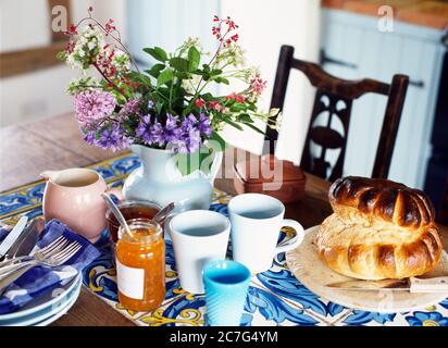 Gros plan d'une cuisine de campagne table à manger posée pour le petit déjeuner dans un cottage traditionnel de chaume à Norfolk Banque D'Images