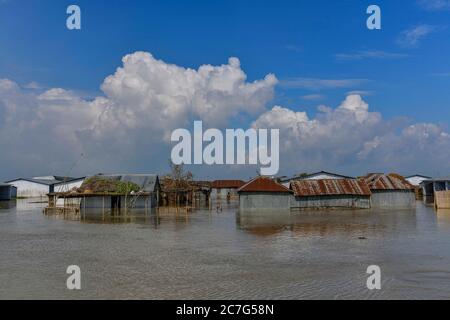 Dhaka, Dhaka, Bangladesh. 16 juillet 2020. Des maisons sont vues sous les eaux de crue à Bogura, au Bangladesh, le 17 juillet 2020. Crédit: Zabed Hasnain Chowdhury/ZUMA Wire/Alay Live News Banque D'Images