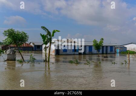 Dhaka, Dhaka, Bangladesh. 16 juillet 2020. Des maisons sont vues sous les eaux de crue à Bogura, au Bangladesh, le 17 juillet 2020. Crédit: Zabed Hasnain Chowdhury/ZUMA Wire/Alay Live News Banque D'Images