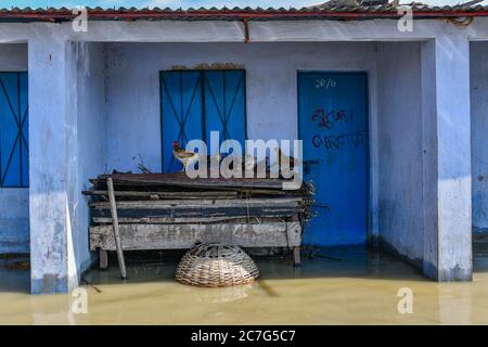 Dhaka, Dhaka, Bangladesh. 16 juillet 2020. Une maison est vue sous les eaux de crue à Bogura, au Bangladesh, le 17 juillet 2020. Crédit: Zabed Hasnain Chowdhury/ZUMA Wire/Alay Live News Banque D'Images