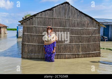 Dhaka, Dhaka, Bangladesh. 16 juillet 2020. Une femme marche dans les eaux de crue à Bogura, Bangladesh le 17 juillet 2020 crédit: Zabed Hasnain Chowdhury/ZUMA Wire/Alamy Live News Banque D'Images