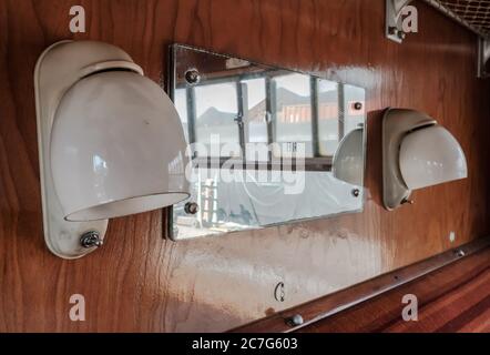 Vue de mise au point peu profonde d'un interrupteur d'éclairage de style d'époque, vu dans un chariot de première classe de l'ère du train à vapeur. Banque D'Images