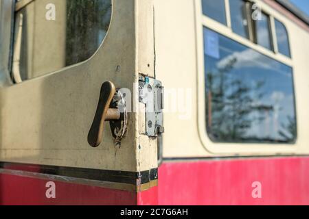 Vue rapprochée de l'ancienne poignée de porte passager à volet à clapet, vue en position ouverte, sur un wagon de première classe. Banque D'Images