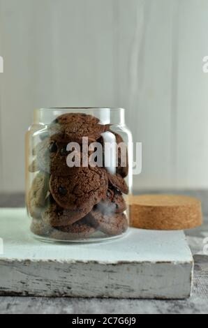 Biscuits aux pépites de chocolat noir dans un pot sur la table Banque D'Images