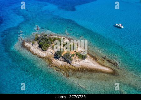 Bateau ancré près de petit îlot dans l'île de Rab Banque D'Images
