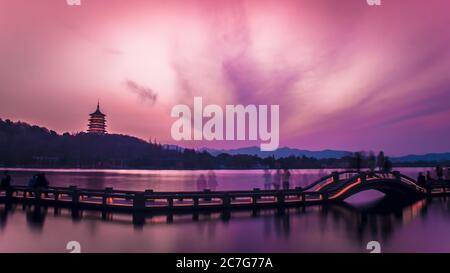 Coucher de soleil à couper le souffle sur le lac historique de l'Ouest, Hangzhou, Chine Banque D'Images