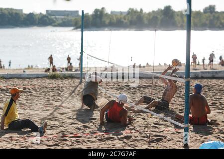 Moscou, Russie - 14 juillet 2020 : des joueurs de volley-ball amputés jouent à la plage. Banque D'Images