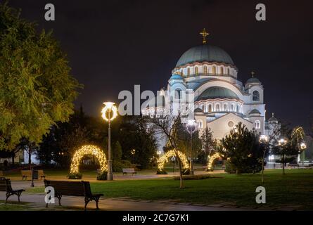 Vue nocturne de l'église Saint Sava sur la colline de Vracar à Belgrade, en Serbie, l'un des plus grands temples chrétiens orthodoxes du monde Banque D'Images