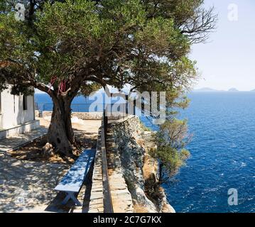 Vue depuis une terrasse surélevée avec olivier jusqu'à la mer Méditerranée en Grèce à l'église Mamma Mia. Banque D'Images