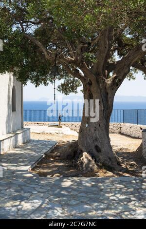 L'église d'Agios Ioannis sur la falaise de Mamma Mia sur l'île de Skopelos, entourée par la mer Méditerranée bleue. Banque D'Images