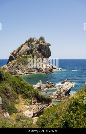 Vue de la côte à l'église d'Agios Ioannis sur la falaise de Mamma Mia sur l'île de Skopelos, entourée par la mer Méditerranée bleue. Banque D'Images