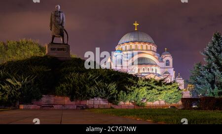 Vue nocturne de l'église Saint Sava sur la colline de Vracar à Belgrade, en Serbie, l'un des plus grands temples chrétiens orthodoxes du monde Banque D'Images