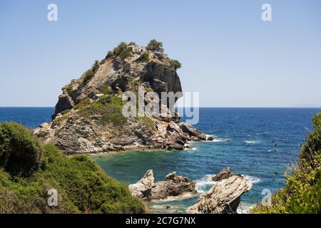 Vue de la côte à l'église d'Agios Ioannis sur la falaise de Mamma Mia sur l'île de Skopelos, entourée par la mer Méditerranée bleue. Banque D'Images