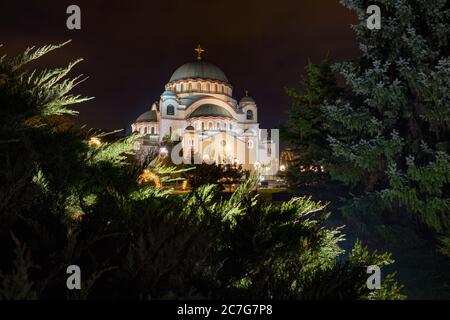 Vue nocturne de l'église Saint Sava sur la colline de Vracar à Belgrade, en Serbie, l'un des plus grands temples chrétiens orthodoxes du monde Banque D'Images