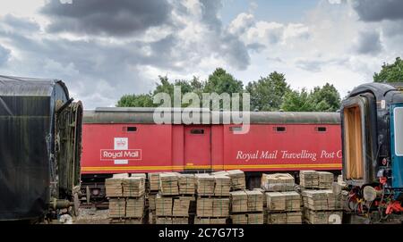 A discuté de Royal Mail postal et de tri des wagons de chemin de fer vus dans un jardin de violon au Royaume-Uni. Banque D'Images