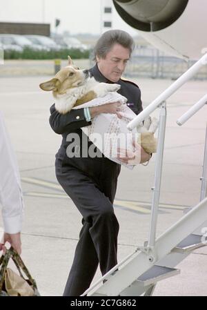 HM Queen Elizabeth la Reine mère quittant l'aéroport d'Heathrow avec son animal de compagnie corgis incluant son chien préféré 'Ranger' et le maître d'hôtel William Tallon 'Backlaors Billy' pour ses vacances annuelles à Balmoral en Écosse en 1996. Banque D'Images