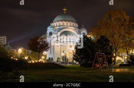 Vue nocturne de l'église Saint Sava sur la colline de Vracar à Belgrade, en Serbie, l'un des plus grands temples chrétiens orthodoxes du monde Banque D'Images