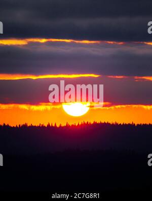 Photo verticale du magnifique coucher de soleil derrière les couches de Nuages dans l'Oregon Banque D'Images