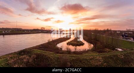 Vue panoramique sur le écluse d'eau de Hagestein aux pays-Bas avec l'échelle à poissons au premier plan Banque D'Images