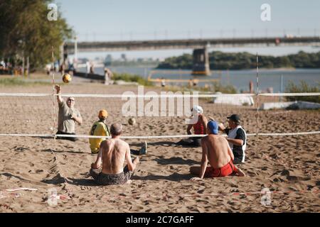 Moscou, Russie - 14 juillet 2020 : des joueurs de volley-ball amputés jouent à la plage. Banque D'Images