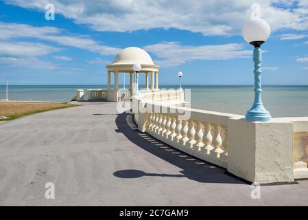 Balcon sur le front de mer à Bexhill-on-Sea, East Sussex, Royaume-Uni, près du Pavillon de la Warr Banque D'Images