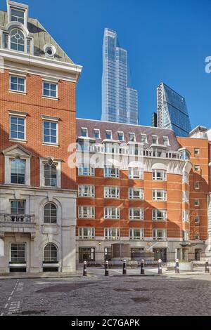 Vingt-deux gratte-ciel Bishopsgate s'élevant au-dessus des bâtiments historiques de la ville. Banque D'Images