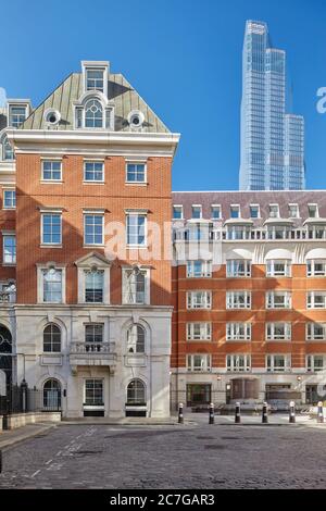 Vingt-deux gratte-ciel Bishopsgate s'élevant au-dessus des bâtiments historiques de la ville. Banque D'Images