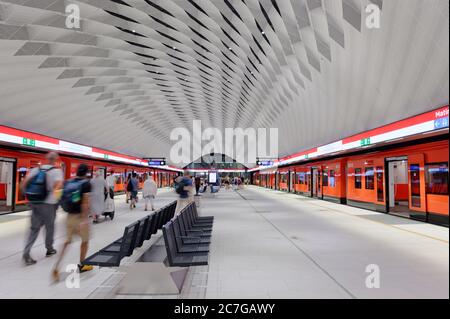 Personnes dans la station de métro à Helsinki, Finlande Banque D'Images