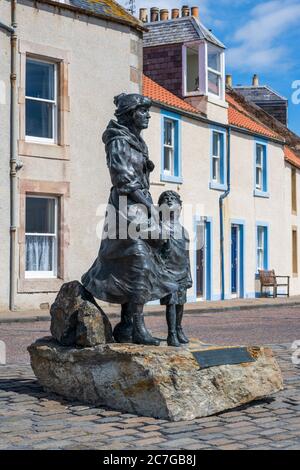 Pittenweem Fishermen's Memorial, sur Mid Shore Road, à Pittenweem, dans l'est de Neuk, à Fife, en Écosse, au Royaume-Uni Banque D'Images