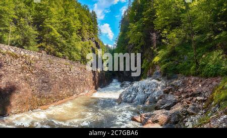 Rivière de montagne rapide à Bicaz Canyon/Chaile Bicazului. Scène impressionnante de la rivière de grandes falaises et rochers du comté de Neamt, Roumanie, Carpathian Mountains, Banque D'Images