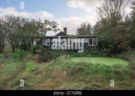 Bradwell Bird Observatory, vue sur le bâtiment de l'Observatoire connu sous le nom de Linnet's Cottage situé dans la réserve nationale de Dengie à Bradwell-on-Sea, Essex Banque D'Images