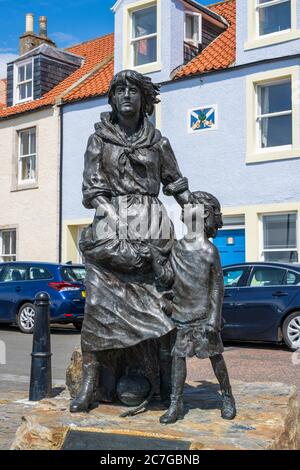 Pittenweem Fishermen's Memorial, sur Mid Shore Road, à Pittenweem, dans l'est de Neuk, à Fife, en Écosse, au Royaume-Uni Banque D'Images