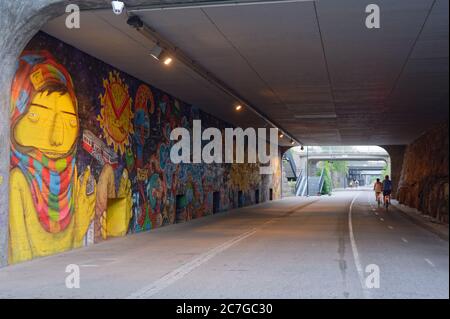 Graffity sur Baana, l'ancien chemin de fer, qui a été transformé en un chemin piétonnier et cycliste, à Helsinki, en Finlande Banque D'Images