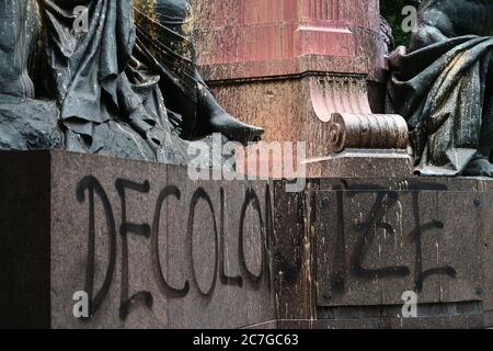 Berlin, Allemagne. 17 juillet 2020. 'Decolonize' est pulvérisé sur le monument national de Bismarck à Berlin, qui est enduit de peinture. Credit: Sven Braun/dpa/Alay Live News Banque D'Images