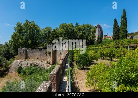 Jardins des châteaux des templiers sous la lumière du soleil à Tomar in Portugal Banque D'Images