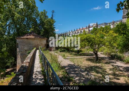 Jardins du château des Templiers sous la lumière du soleil et un bleu Ciel à Toma au Portugal Banque D'Images