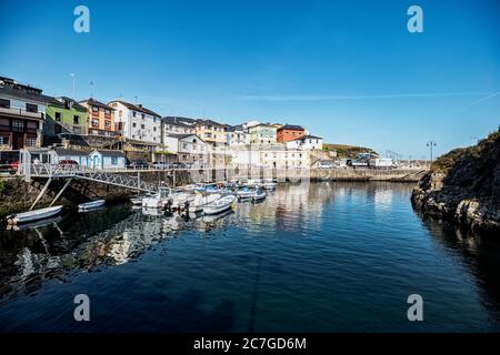 Puerto de Vega, Espagne - août 23 2019 : beau et pittoresque port de Puerto de Vega, Navia. Il a reçu le titre de «ville exemple des Asturies» Banque D'Images