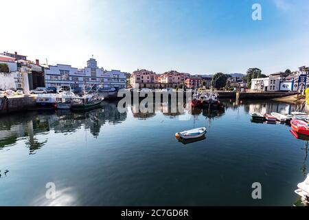 Puerto de Vega, Espagne - août 23 2019 : beau et pittoresque port de Puerto de Vega, Navia. Il a reçu le titre de «ville exemple des Asturies» Banque D'Images