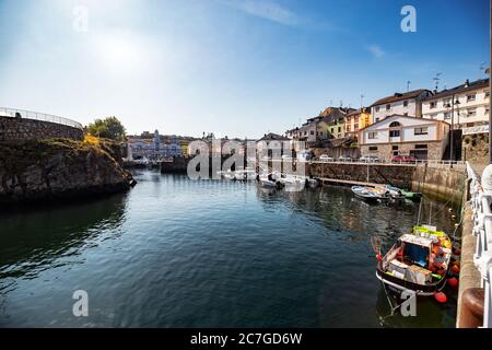 Puerto de Vega, Espagne - août 23 2019 : beau et pittoresque port de Puerto de Vega, Navia. Il a reçu le titre de «ville exemple des Asturies» Banque D'Images