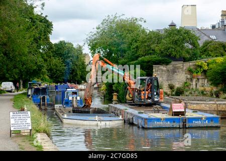 Dragage du canal Kennet et Avon dans la région de Widcombe à Bath. Contrat à la Land and Water Ltd. UN seau plein de limon. Banque D'Images