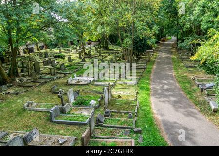 Un chemin à travers le cimetière de Highgate dans le nord de Londres. Banque D'Images